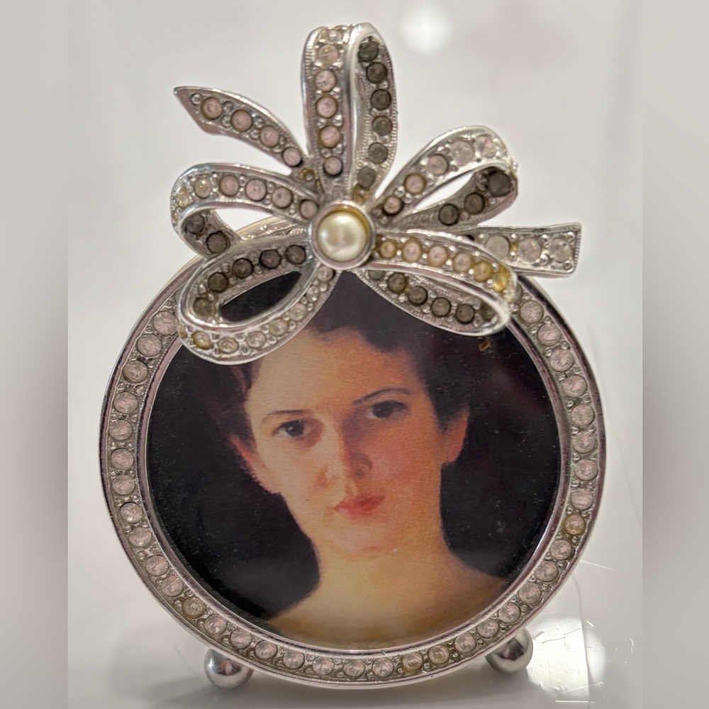 💯 authentic Jay Strongwater Silver and Pearl Bow Frame